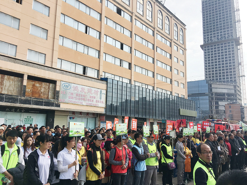2017年3月5日，是我國(guó)第54個(gè)學(xué)雷鋒紀(jì)念日。3月份的春天萬(wàn)物復(fù)蘇，百花齊放。陽(yáng)光透過淡薄的云層照耀著大地，它的萬(wàn)道金光愉快地普照著萬(wàn)物。春風(fēng)拂面,是那么清柔,那么親切,就像是雷鋒的精神一直溫暖著、鼓舞著我們!